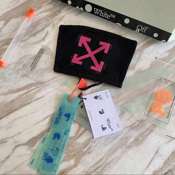 Off-White Black Fuchsia Pink Arrow Motif Unisex Mask NWT - Picture 1 of 16